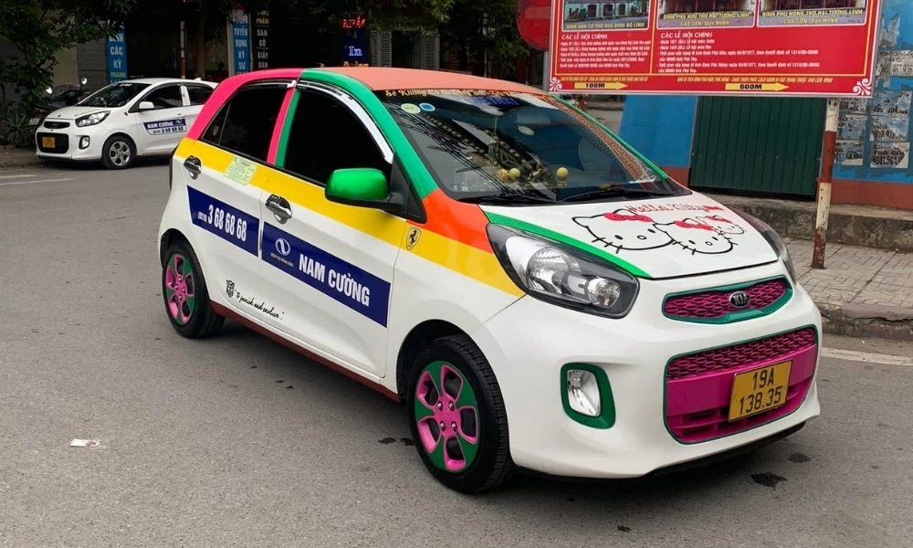 Xe taxi Nam Cường màu xanh lá cây tại thành phố Việt Trì, Phú Thọ