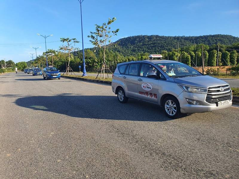 xe taxi Nam Thắng màu trắng chạy trên đường phố Rạch Giá Kiên Giang