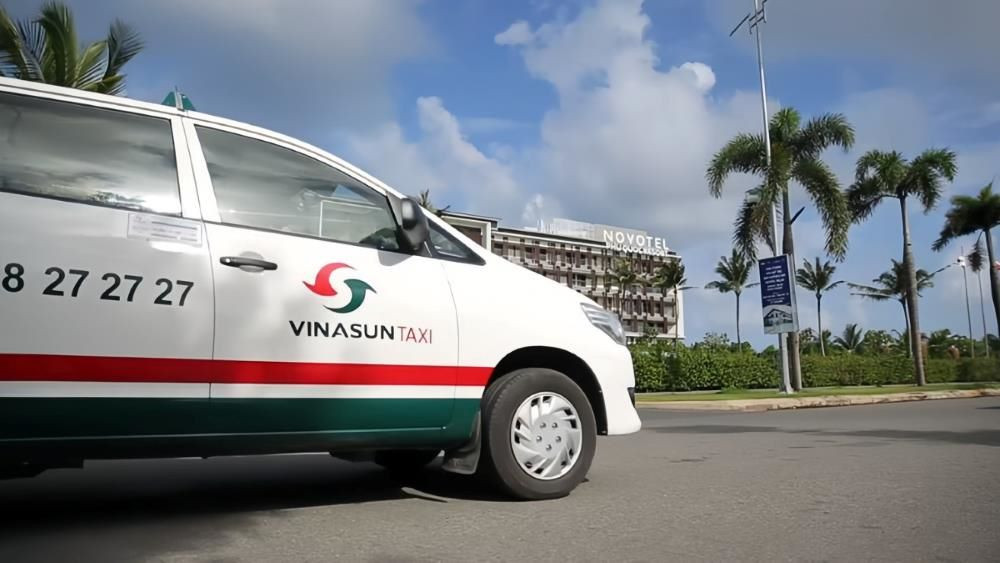 Xe taxi Nam Thắng màu trắng đang đỗ