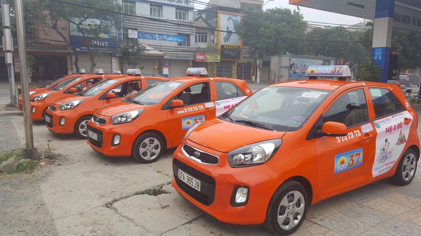 Xe taxi Nghệ An màu cam nổi bật của hãng Taxi 37