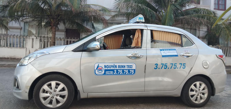 Xe taxi Nguyễn Minh đỗ bên cạnh một tòa nhà ở Ninh Bình