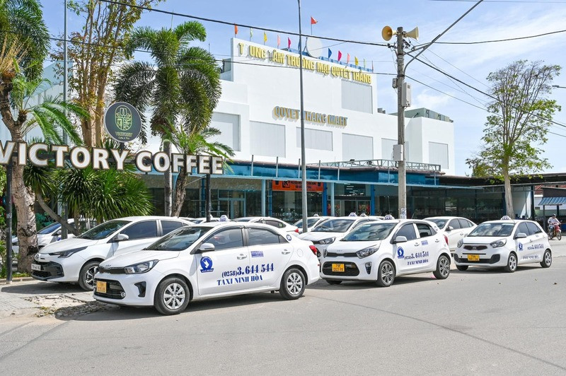 Xe taxi Ninh Hòa màu trắng đặc trưng đỗ bên đường, một trong những lựa chọn taxi phổ biến tại khu vực bên cạnh taxi Mai Linh Ninh Hòa
