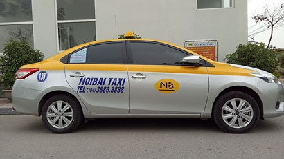 Xe taxi Nội Bài đang chờ khách