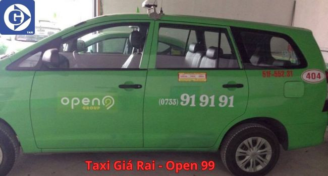 Xe taxi Open 99 màu trắng đang di chuyển trên đường ở Giá Rai