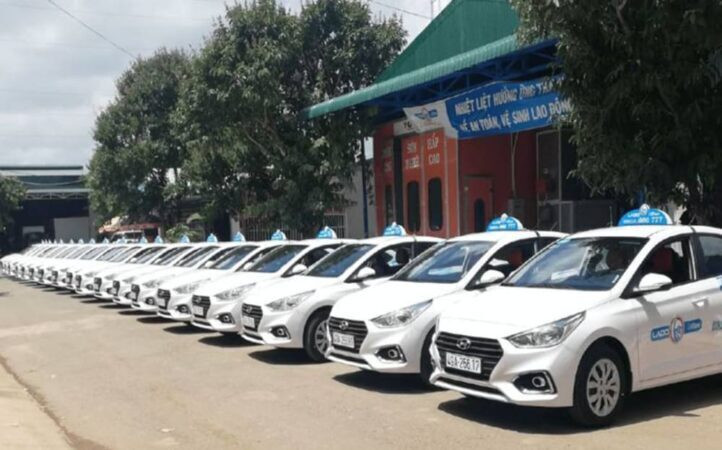 Xe taxi Phú Sơn Lâm Hà đón khách tại sân bay Liên Khương