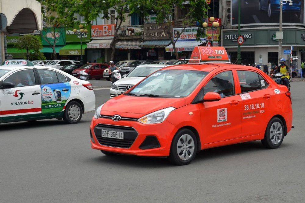 Xe taxi Phương Trang - Futa Taxi màu cam nổi bật, dừng đón khách