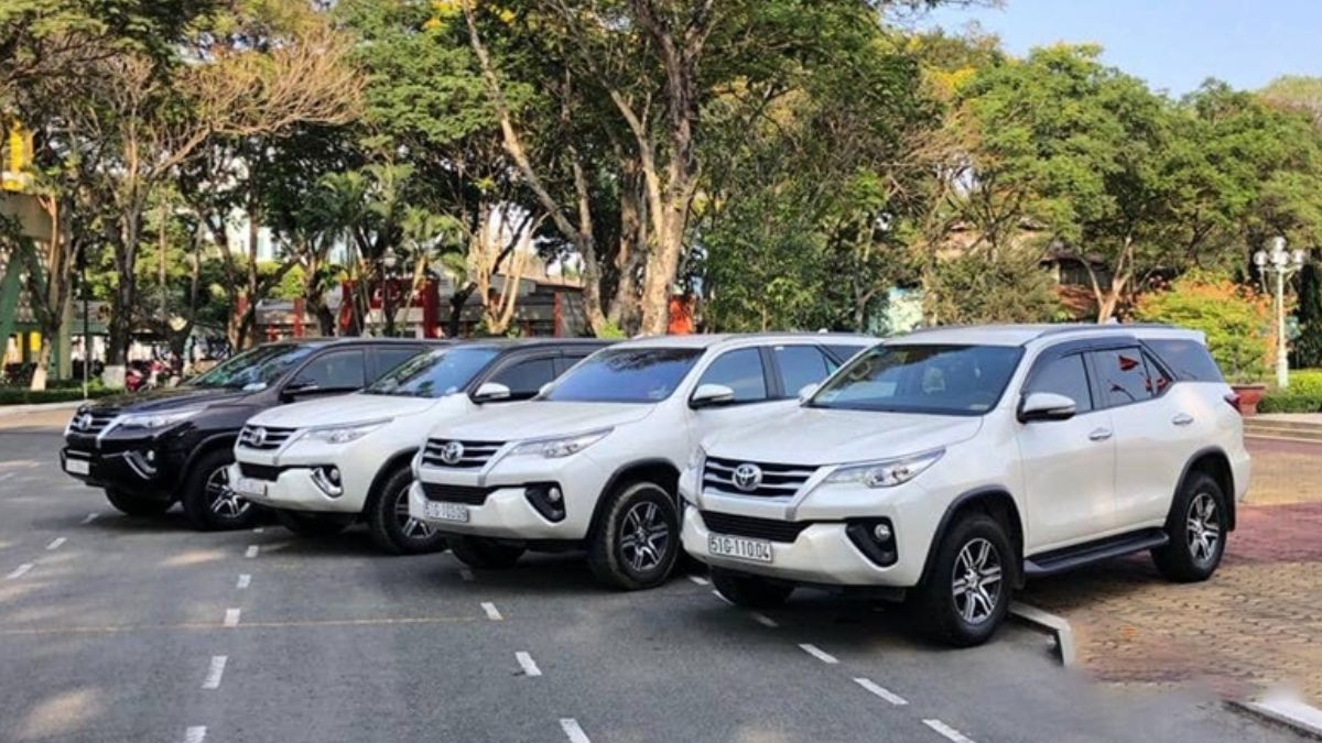 Xe taxi Phương Trinh màu trắng trên đường tại TP. Phú Quốc, với dịch vụ chu đáo