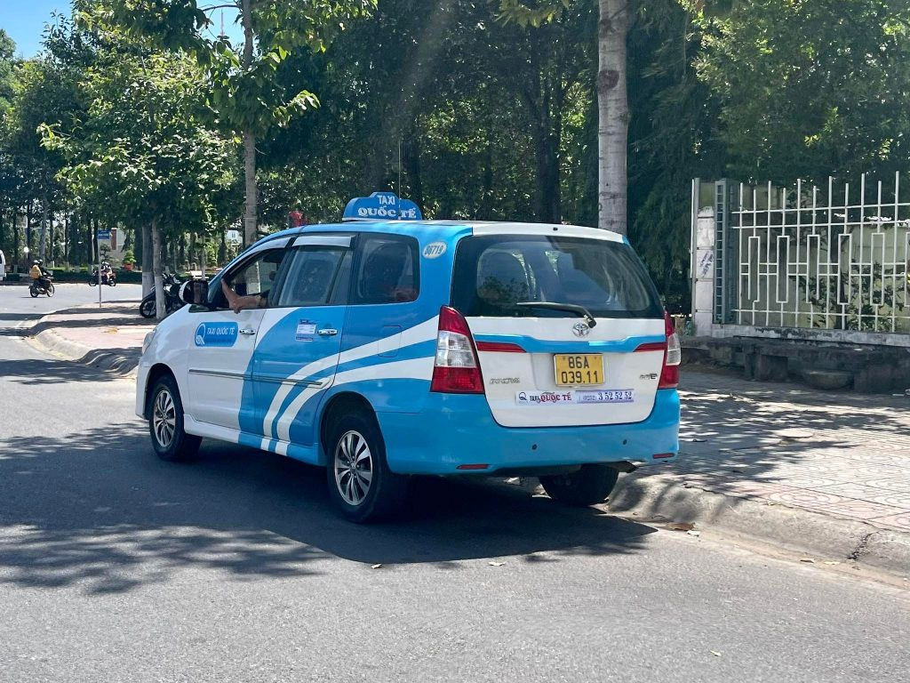 Xe Taxi Quốc Tế 7 chỗ đời mới phục vụ khách du lịch