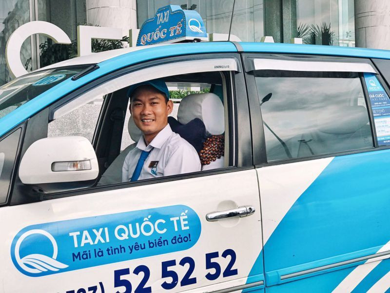 Xe taxi Quốc Tế đang chờ đón khách tại Ninh Hòa, hãng taxi uy tín được nhiều du khách tin dùng bên cạnh taxi Mai Linh Ninh Hòa