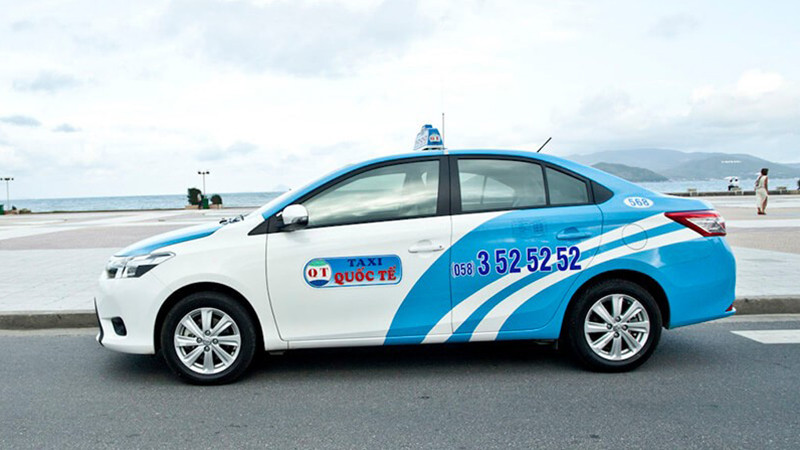Xe taxi Quốc tế đậu tại khu vực sân bay Nha Trang