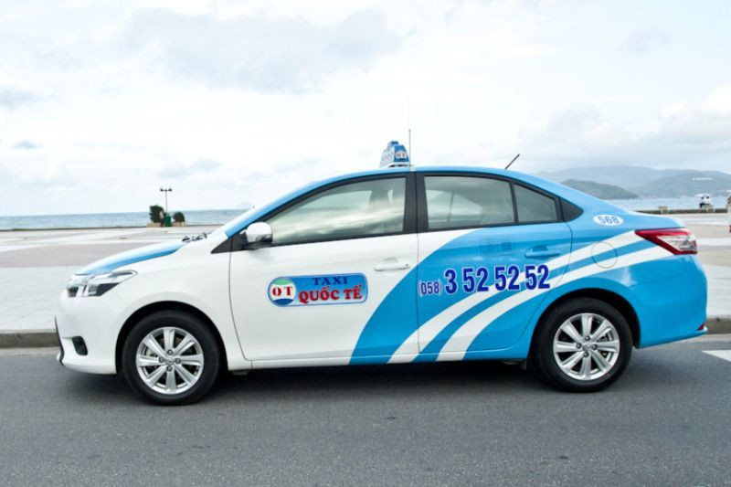 Xe taxi Quốc Tế màu xanh dương đặc trưng, một lựa chọn đáng tin cậy cho hành trình tại Phan Thiết.