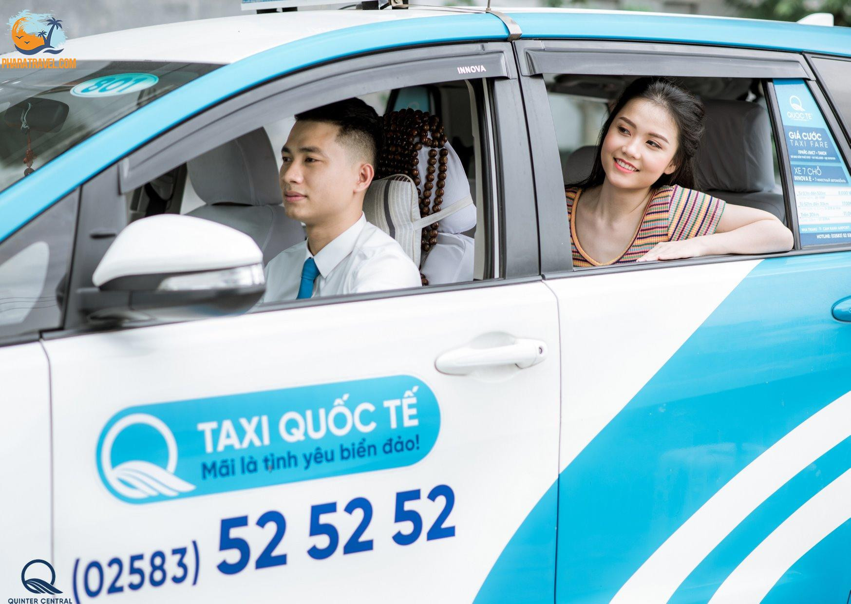 Xe taxi Quốc Tế màu xanh trắng nổi bật trên đường phố Phan Thiết