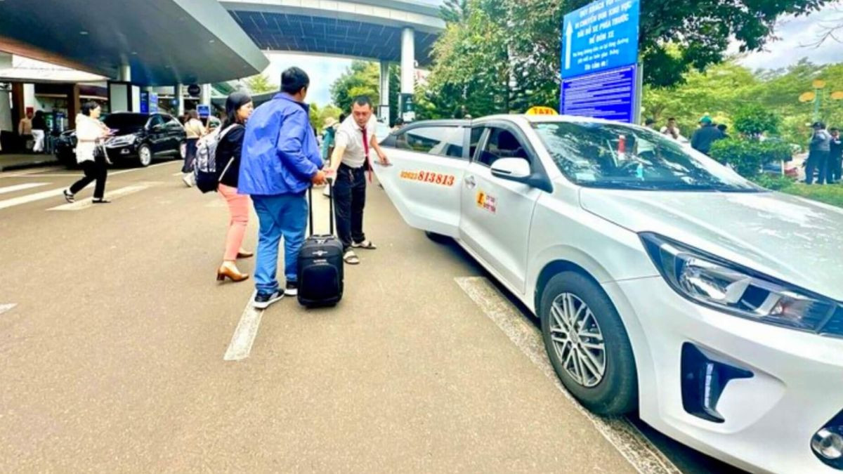 Xe taxi Quyết Tiến đang hoạt động trên đường phố Buôn Ma Thuột