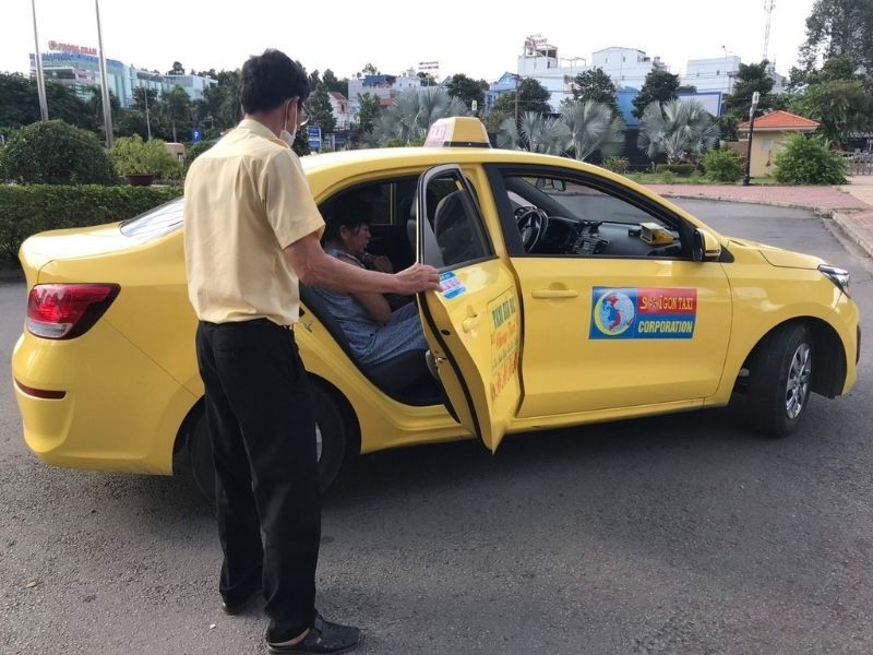 Xe taxi Sài Gòn màu vàng nổi bật, luôn sẵn sàng phục vụ 24/7, lựa chọn taxi giá rẻ Long An