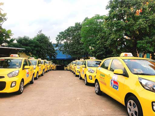 Xe taxi Sài Gòn (Taxi Vàng) nổi bật với màu sắc đặc trưng, được biết đến là dịch vụ taxi 37 Phú Quốc, sẵn sàng phục vụ du khách