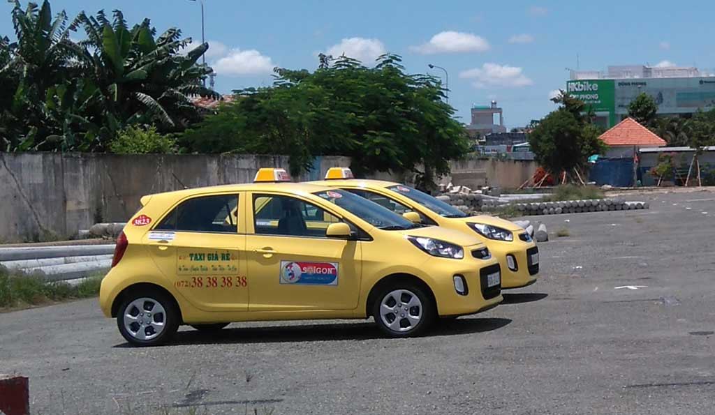 Xe taxi Sài Gòn với màu vàng nổi bật, dịch vụ taxi xuân lộc giá rẻ