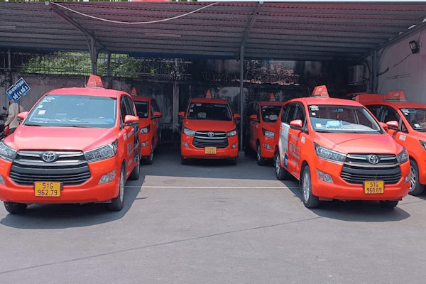 Xe taxi Sao Đỏ An Giang nổi bật với màu đỏ