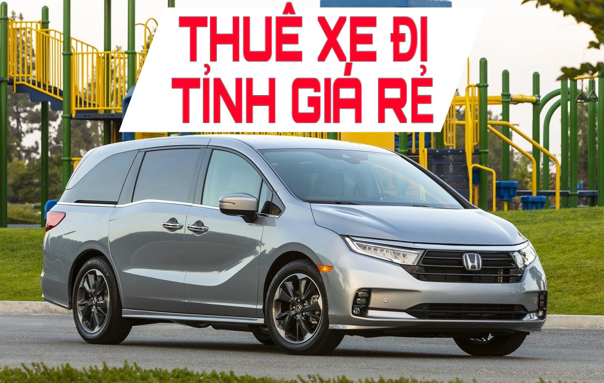 Xe taxi sedan màu trắng đang di chuyển trên đường, minh họa dịch vụ thuê xe đường dài tại Hàm Thuận Bắc
