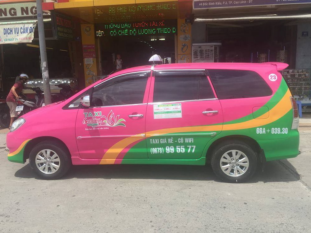 Xe Taxi Sen Hồng Đồng Tháp với màu sắc thương hiệu nổi bật