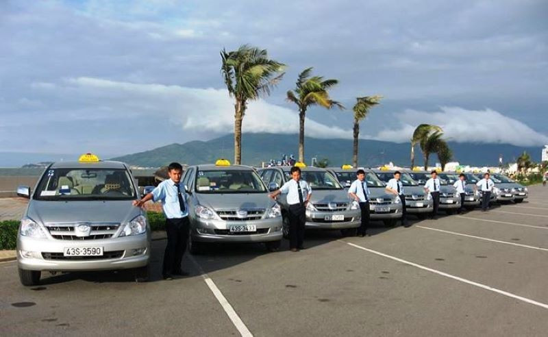 Xe taxi Sông Hàn màu trắng đang chạy trên cầu Sông Hàn, Đà Nẵng