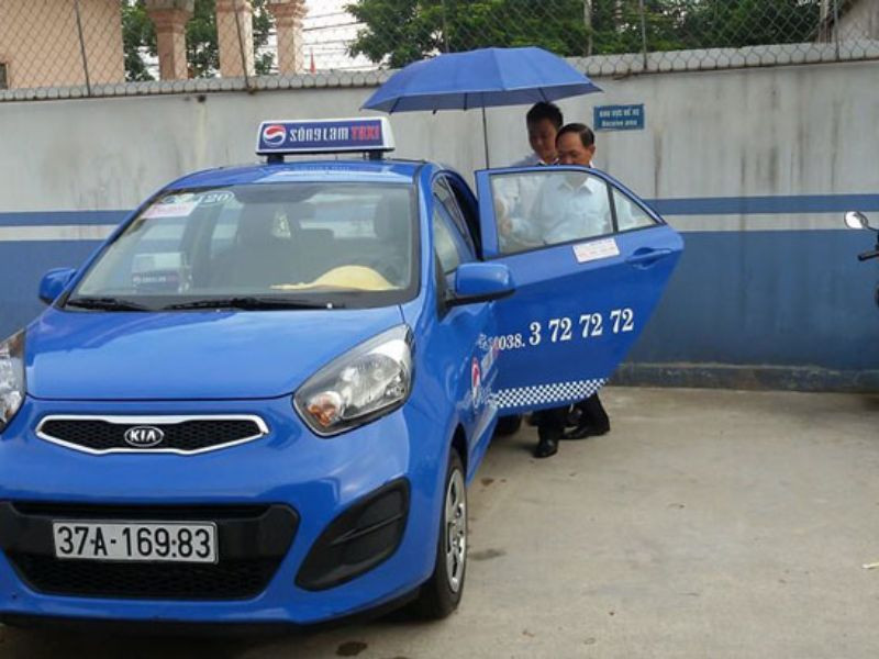Xe taxi Sông Lam màu trắng trên đường phố