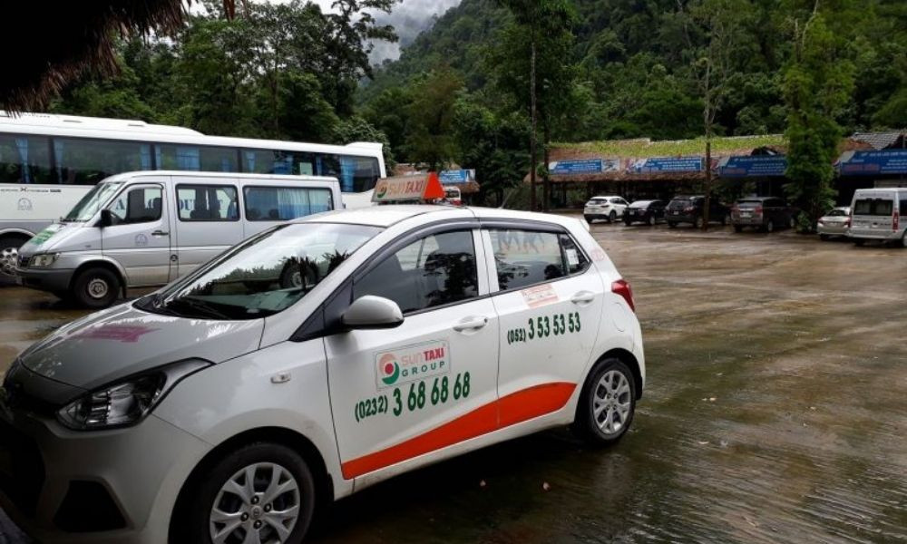Xe taxi Sun Tuy Hòa màu vàng đang hoạt động trên đường phố