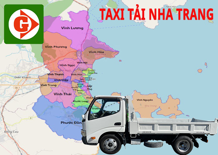 Xe taxi tải chuyên chở hàng hóa trên đường phố Nha Trang