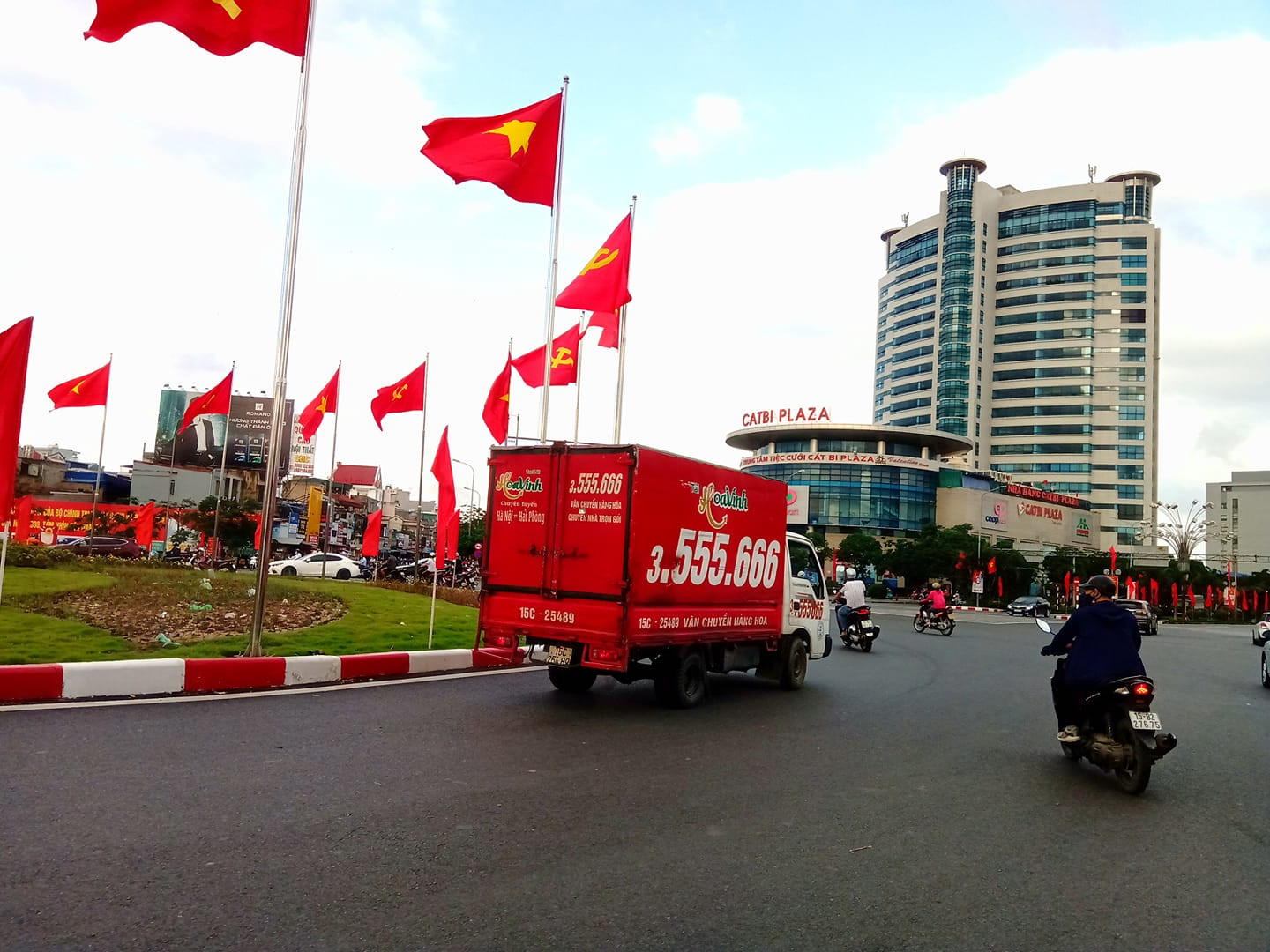 Xe taxi tải Hoa Vinh đang di chuyển trên đường phố đông đúc