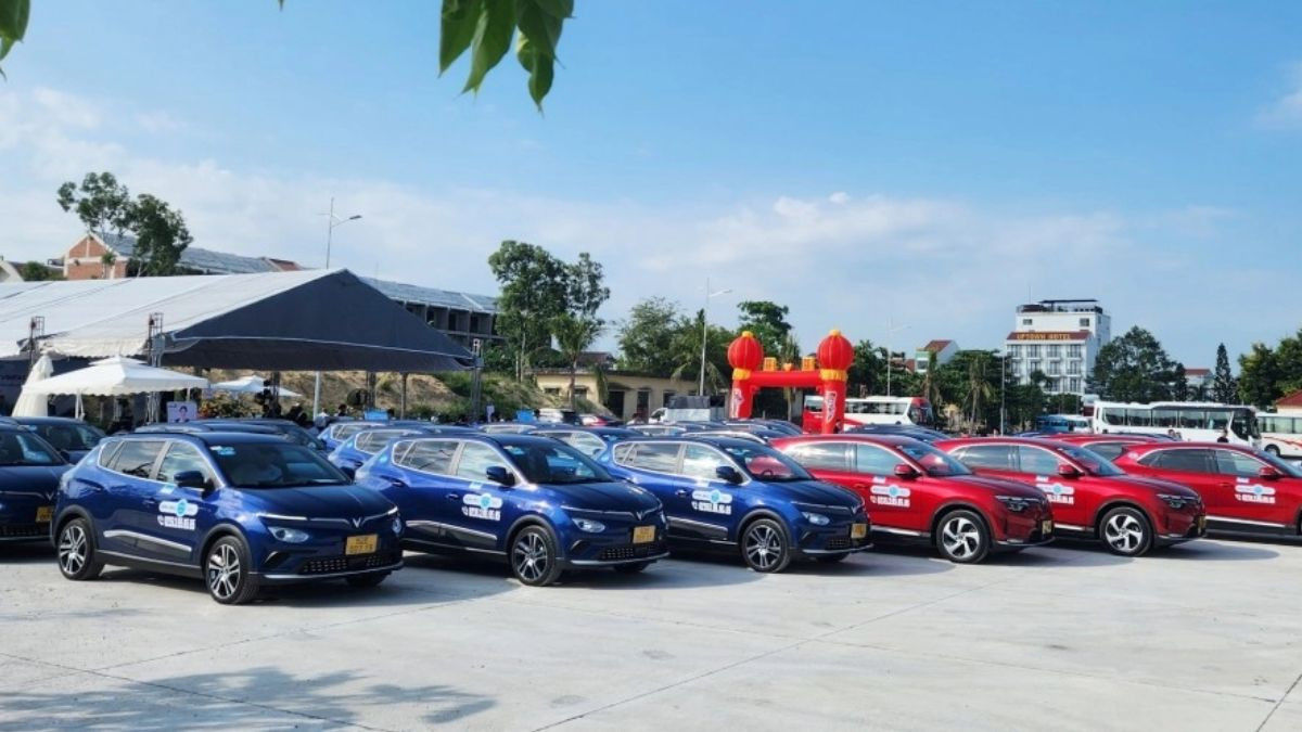 Xe taxi Tây Nguyên đang di chuyển trên đường