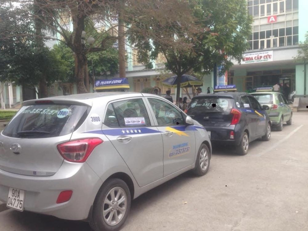 Xe taxi Thành Công đỗ tại một góc phố sầm uất ở Hà Nam, sẵn sàng phục vụ