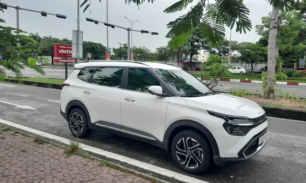 Xe taxi Thanh Hà màu trắng di chuyển trên con đường làng tại một huyện thuộc Hải Dương, khẳng định sự phổ biến của dịch vụ xe taxi Hải Dương.