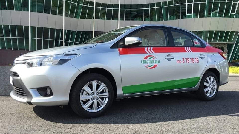 Xe taxi Thịnh Phát Cần Thơ màu trắng