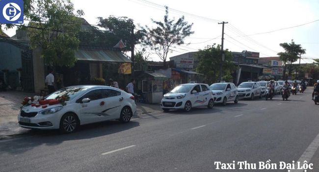 Xe Taxi Thu Bồn Đại Lộc di chuyển trên đường vùng nông thôn Quảng Nam