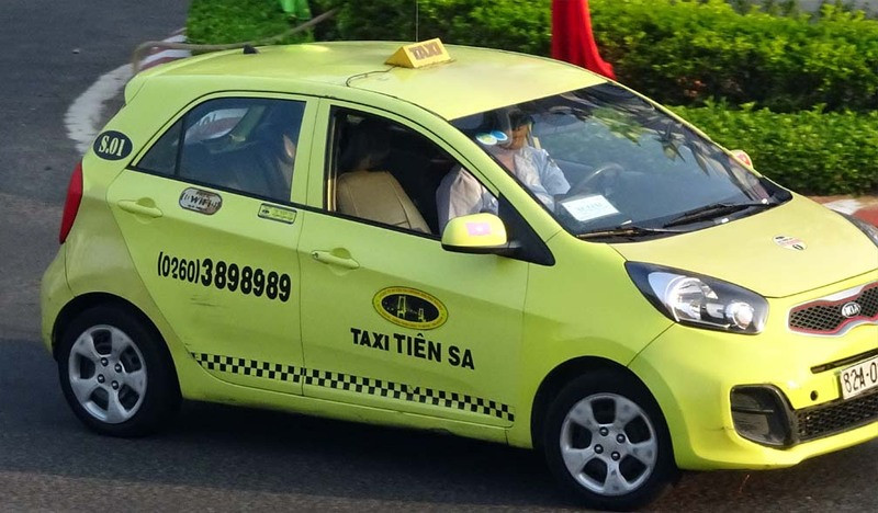 Xe taxi Tiên Sa chờ đón khách, một trong nhiều hãng có thể lựa chọn khi chưa có số điện thoại Taxi Sun Gia Lai.