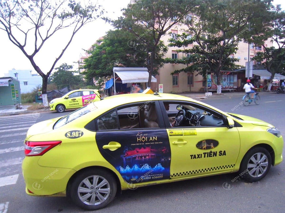 Xe taxi Tiên Sa màu trắng tại Quảng Nam