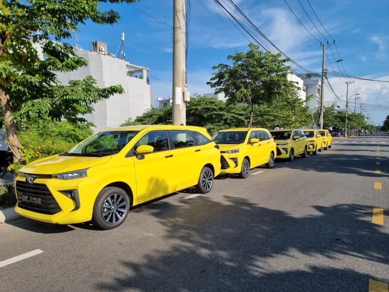 Xe Taxi Tiên Sa màu vàng đặc trưng trên đường phố, minh họa sự đa dạng của các hãng taxi tại Quảng Ngãi bên cạnh taxi Mai Linh Quảng Ngãi.