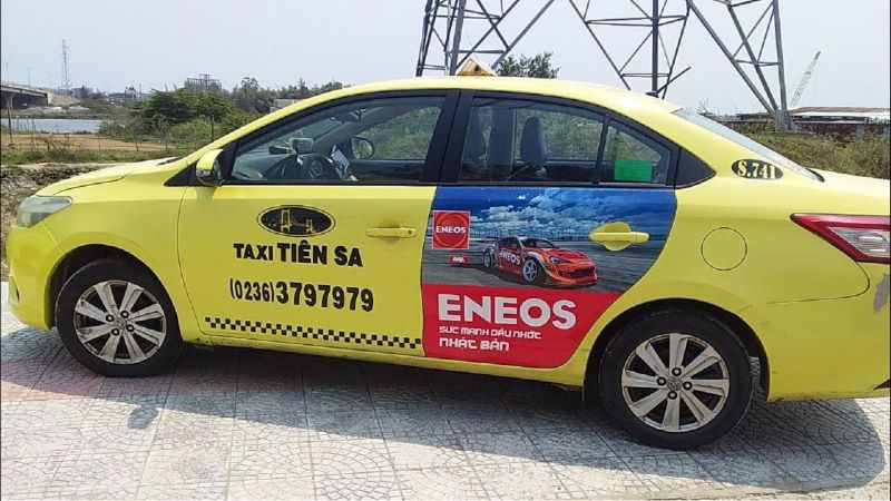 Xe taxi Tiên Sa màu vàng đỗ bên đường tại Đà Nẵng