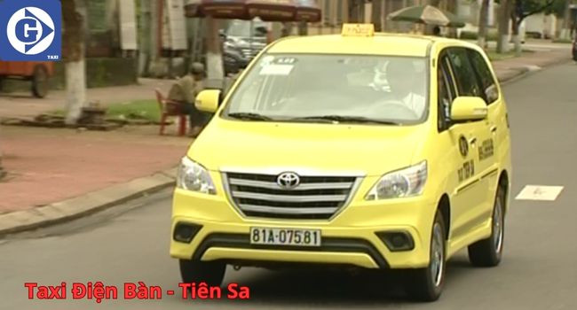 Xe Taxi Tiên Sa màu vàng đỗ tại một điểm chờ ở Điện Bàn