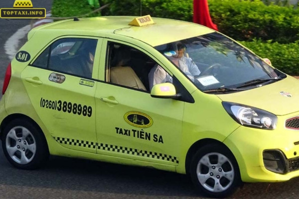 Xe taxi Tiên Sa màu vàng quen thuộc đang di chuyển trên đường phố Ngọc Hồi.