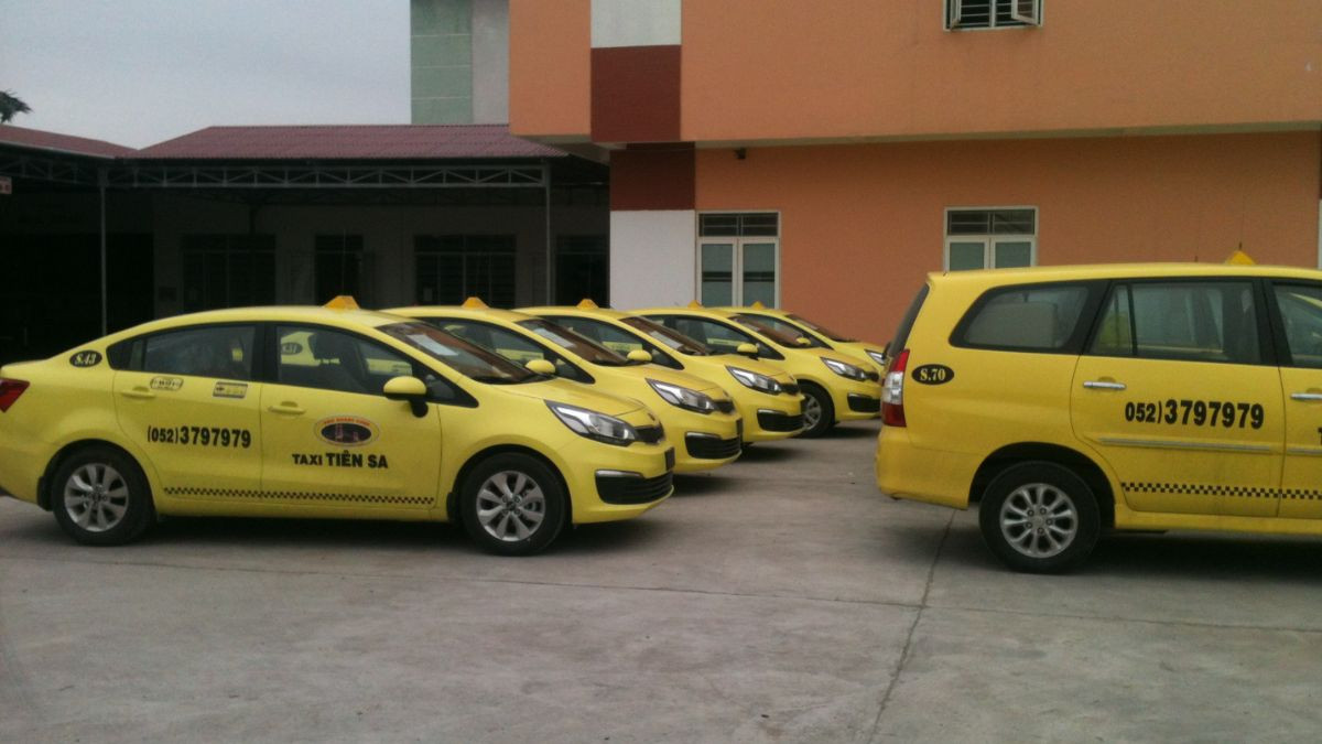 Xe taxi Tiên Sa màu vàng trên đường phố Buôn Ma Thuột