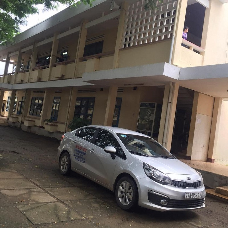 Xe taxi Trang Hiệp Thành tại Quy Nhơn, thể hiện sự sẵn sàng phục vụ khi khách hàng gọi số điện thoại taxi Quy Nhơn của hãng.