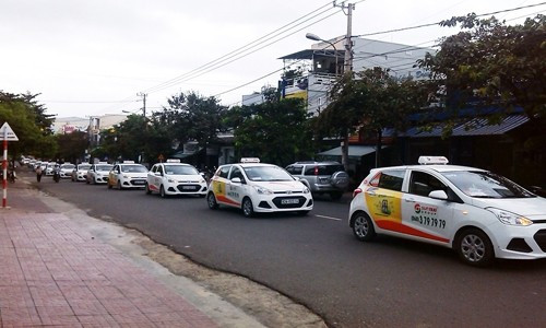 Xe taxi trên đường phố Kon Tum, sẵn sàng phục vụ hành khách tìm kiếm số điện thoại taxi Sun Kon Tum