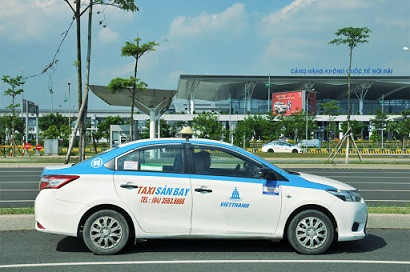Xe taxi Việt Thanh đang đón khách tại sân bay Nội Bài
