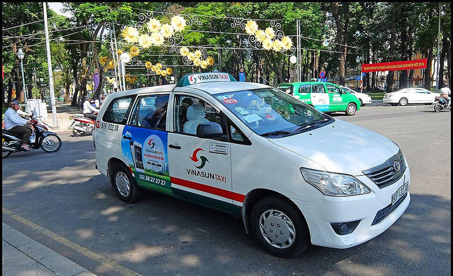 Xe taxi Vinasun Bến Tre màu trắng quen thuộc đang hoạt động, là một lựa chọn phổ biến trong các hãng taxi Bến Tre