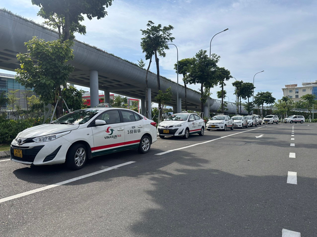 Xe taxi VinaSun màu trắng quen thuộc trên đường phố Đà Nẵng