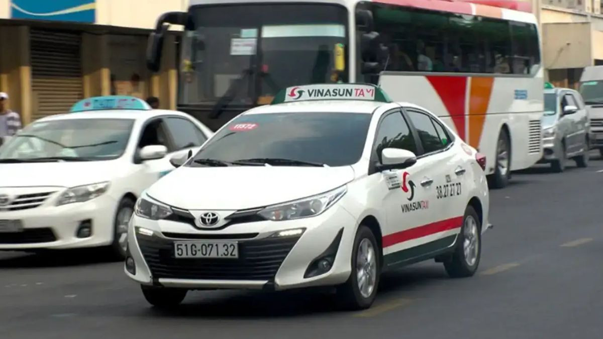 Xe taxi Vinasun màu trắng quen thuộc trên đường phố TP. Phú Quốc, phục vụ nhu cầu đi lại