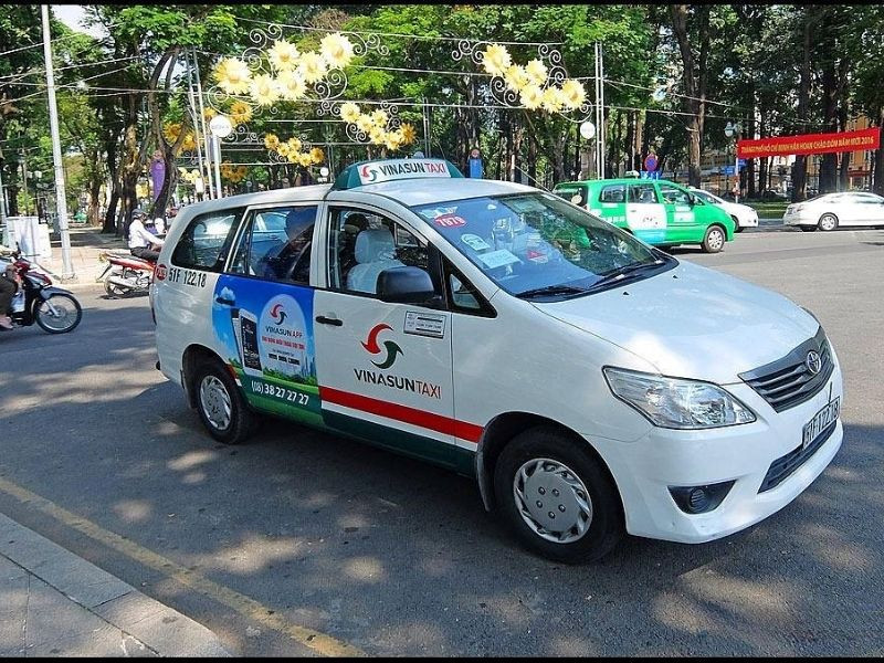 Xe taxi Vinasun màu trắng sang trọng tại Tam Kỳ, một lựa chọn đáng tin cậy với số taxi Tam Kỳ