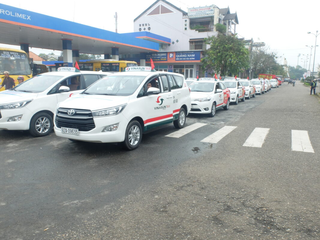 Xe taxi Vinasun màu trắng với logo đặc trưng, cung cấp dịch vụ vận chuyển tại khu vực Hàm Thuận Bắc