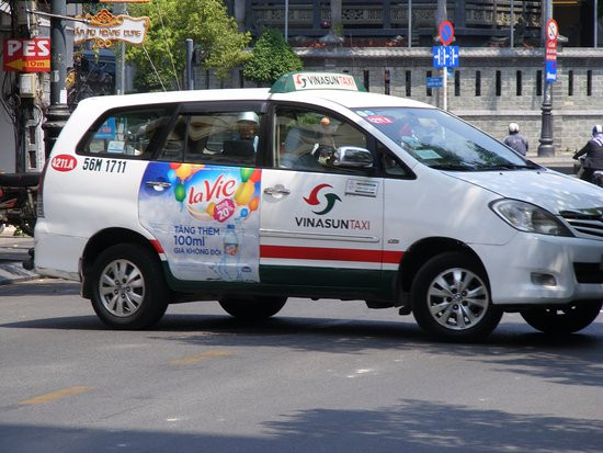 Xe taxi Vinasun màu xanh lá đặc trưng trên đường phố An Giang