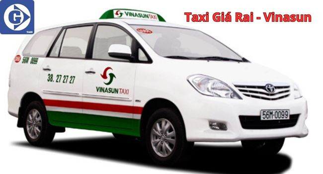 Xe taxi Vinasun màu xanh lá nổi bật trên đường tại Giá Rai